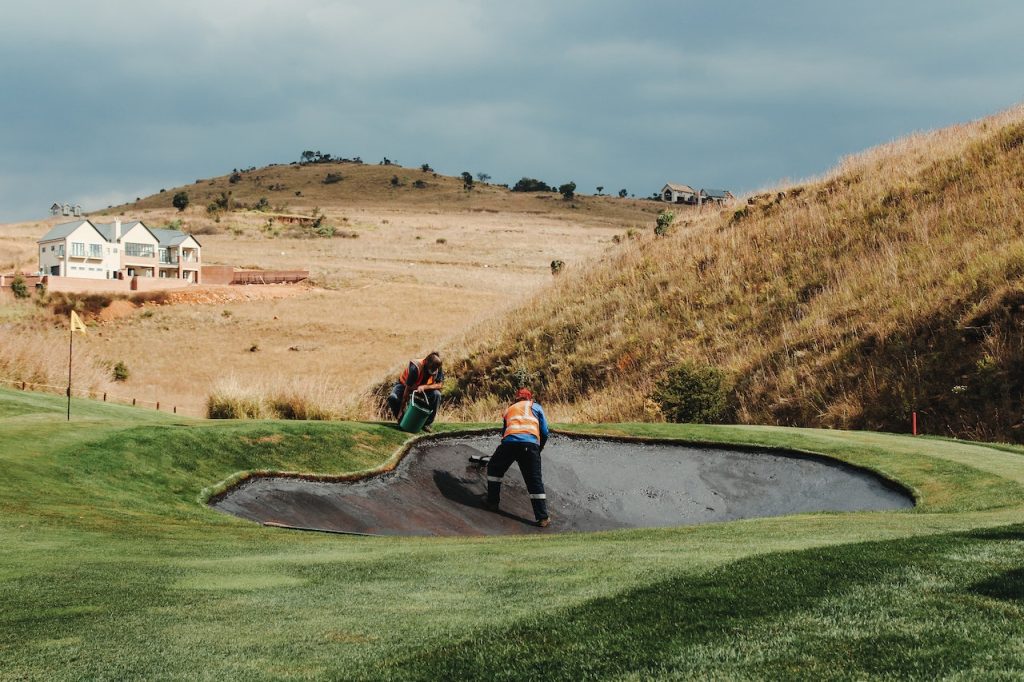 Instalación de césped artificial 2 Transformando el campo de golf con césped artificial