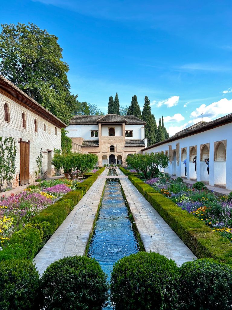 Diseño y construcción de terrazas y patios 2 Un oasis de serenidad: El patio del convento