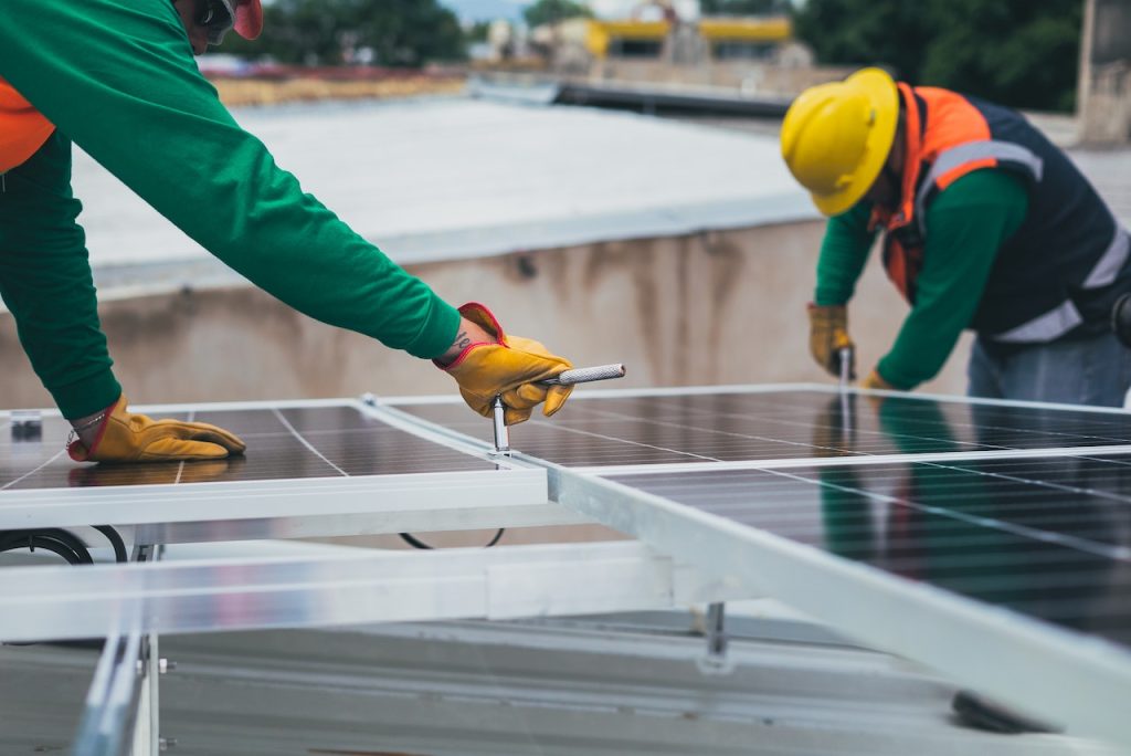 Mantenimiento preventivo y correctivo de infraestructuras 3 Una foto de un grupo de personas trabajando en un sitio de innovación de energía renovable.