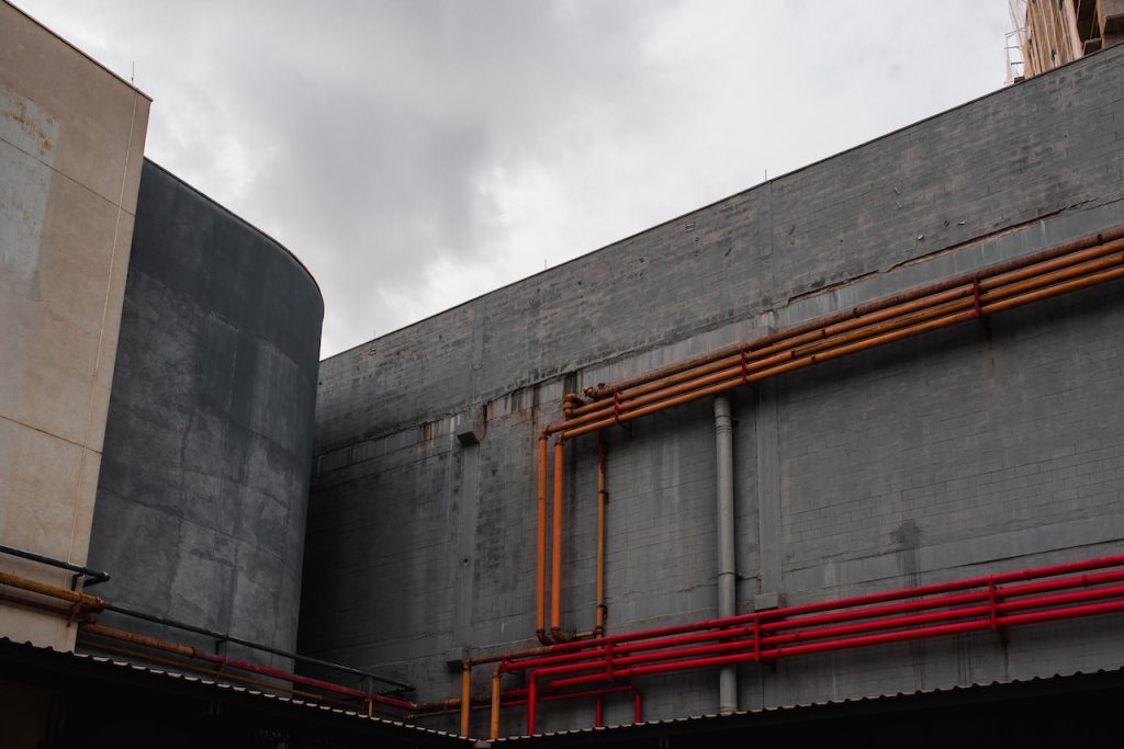 Mantenimiento preventivo de sistemas de fontanería 2 Tuberías oxidadas y con fugas en una pared de fábrica