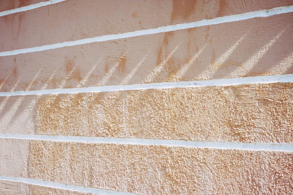 Construcción de muros de cemento enfoscado exterior: resistencia y estética en tu fachada 2 Muro recién construido con enfoscado de cemento marrón