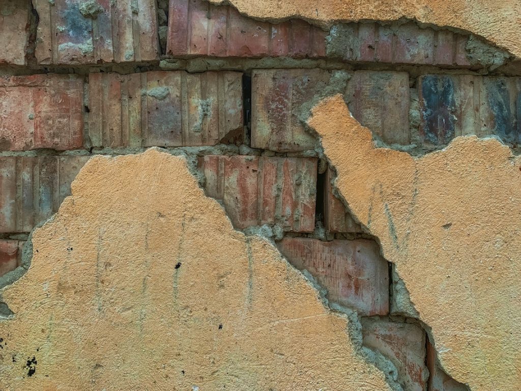 Alisado y nivelado de paredes con imperfecciones 2 esperando su renovación, Pared desgastada y agrietada