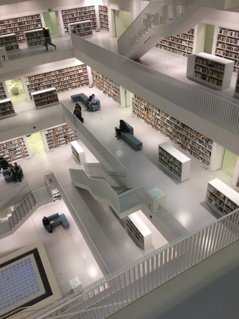 Instalación de suelos de vinilo: Una opción resistente y versátil. 2 Suelos de vinilo blanco en una biblioteca con un ambiente acogedor